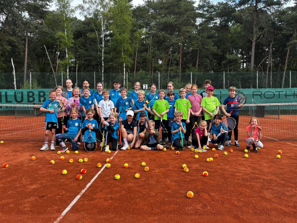 Über 30 Kinder und Jugendliche fanden sich am Samstagmorgen für ein Intensivtraining auf dem Vereinsgelände des TCH ein, um vor dem im Mai anstehenden Beginn der Sommersaison noch einmal an der Schlagtechnik zu feilen.